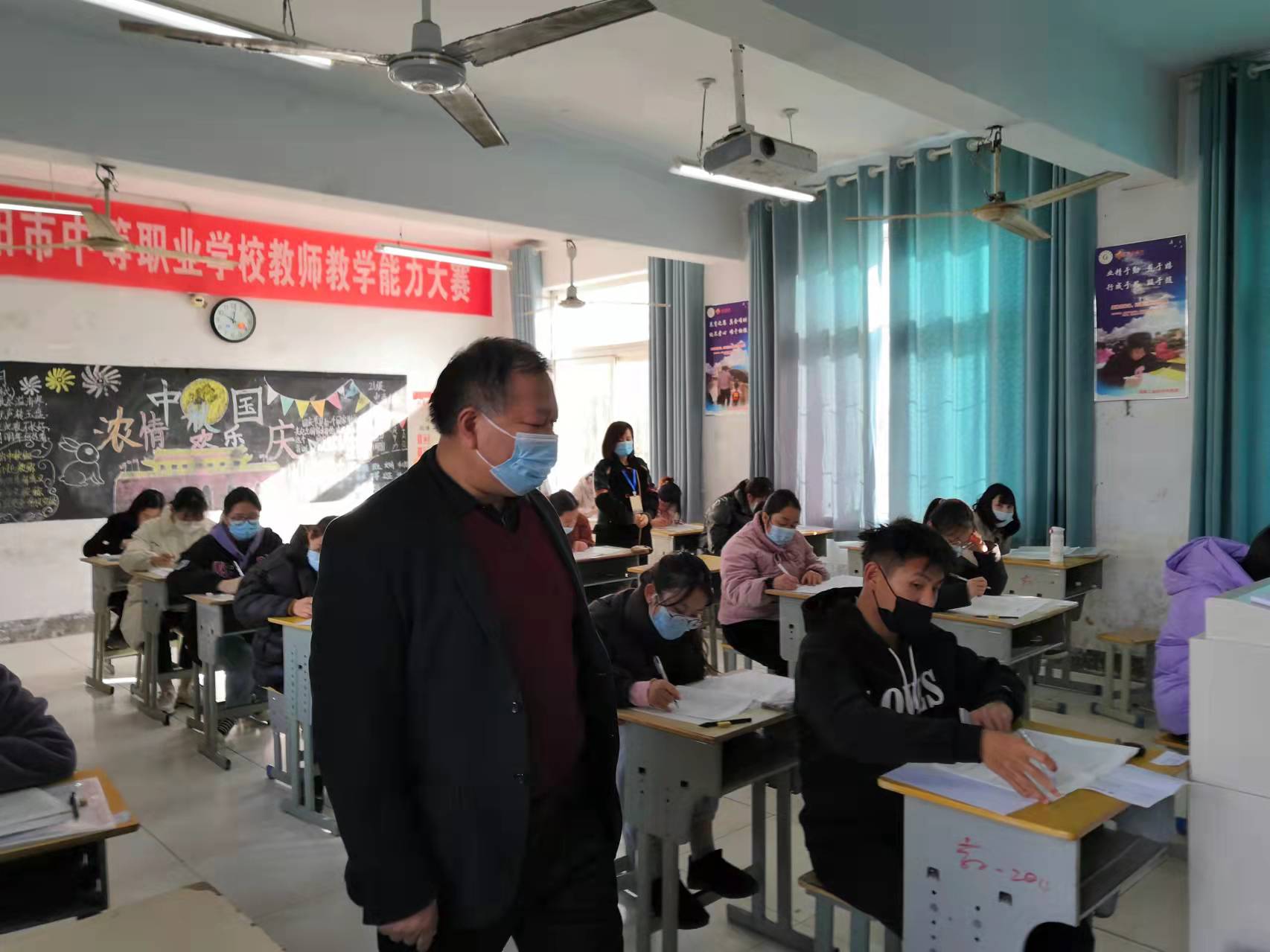 考场巡视.jpg