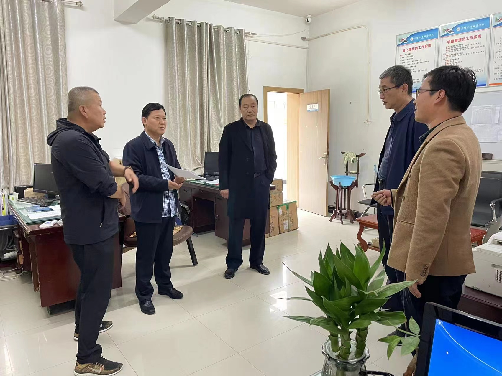 周校长视察学生科.jpg
